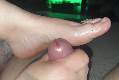 Wife Sexy Feet and Nice Handjob Footfetish