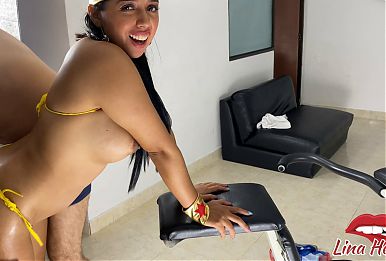BEHIND THE SCENES OF LINA HENAO DRESSES UP AS A WONDER WOMAN TO DEDICATE A SQUIRT TO HER FAN