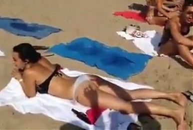 Fillo filma rabo da mama na praia
